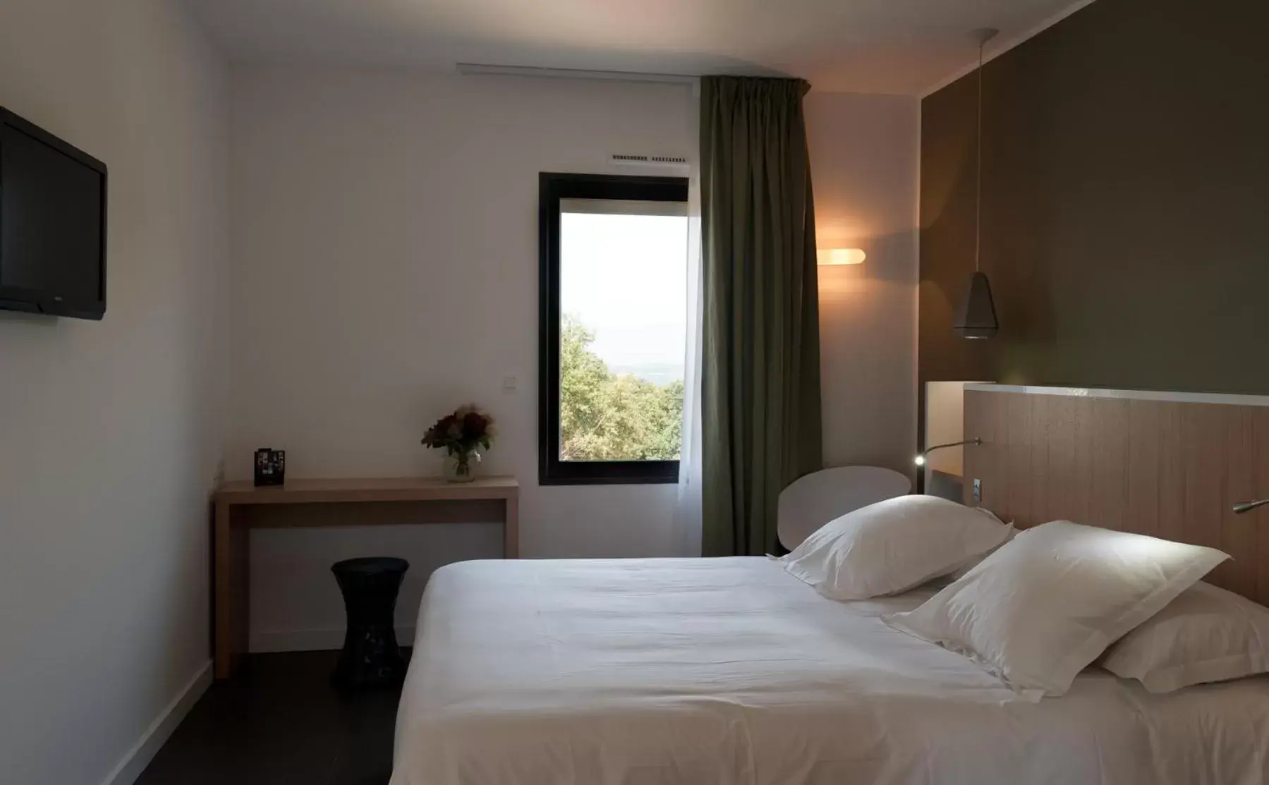Photo of the whole room, Bed in Résidence Hôtelière Alcyon